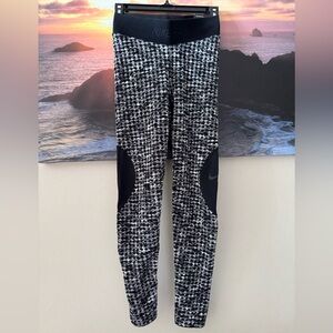 Nike Pro/ Hyperwarm/ Women/ Tight Fit Leggings/Full length/ S/ NWT
